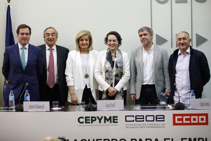 De izquierda a derecha: El presidente de CEPYME Antonio Garamendi, el presidente de la CEOE Juan Rosell, la exministra de Empleo Fátima Bañez, la ministra de Trabajo Magdalena Valerio, el secretario general de CCOO Unai Sordo, y el secretario general de UGT, Pepe Álvarez, durante la firma del IV Acuerdo para el Empleo y la Negociación Colectiva 2018-2020 en julio de 2018.