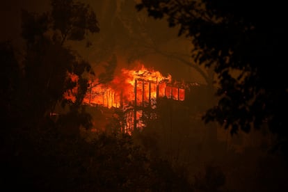 Un edificio es consumido por el incendio en Palisades. 