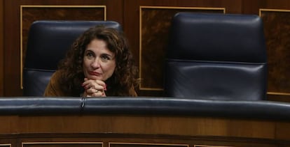 La ministra de Hacienda, Maria Jesús Montero, en el pleno del Congreso de los Diputados