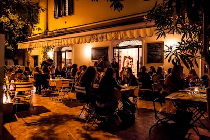 Vibrante, caótica y bohemia, el Pigneto ofrece la cara más desenfadada de Roma. Arte callejero, diseño, terrazas soleadas, ropa a la última y modernos restaurantes, como Necci (en la foto), uno de los lugares de moda en el barrio. Heredero de la marcha del Trastevere, la efervescencia cultural del Pigneto atrae a fotógrafos, diseñadores, artistas y cazadores de tendencias. Una zona de clase obrera reconvertida en imán de los bohemios romanos.