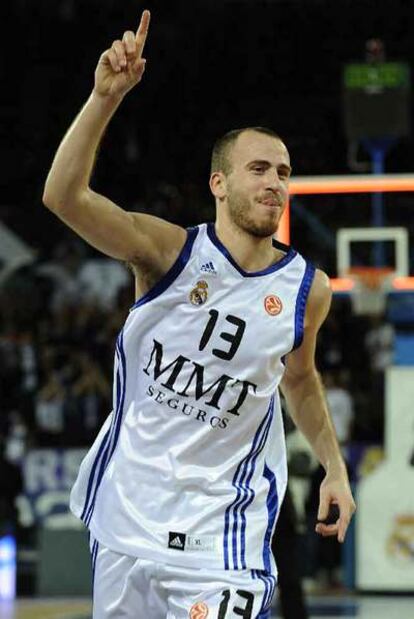 Sergio Rodríguez celebra una canasta ante el Efes Pilsen.