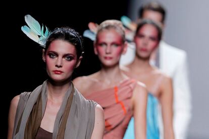 Una modelo luce una creación de la firma Victorio&Lucchino durante la Cibeles Madrid Fashion Week, en una foto de archivo.