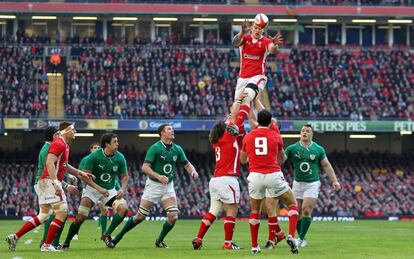 El galés Ian Evans gana un 'line-out'.