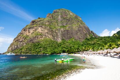 El Caribe también apuesta por la cultura. Con sus playas bañadas por el sol, la arena blanquísima y las aguas de un azul intenso y cristalino esta isla ostenta el título de “Mejor destino mundial de lunas de miel”. Sin embargo, en los últimos tiempos las autoridades turísticas de Santa Lucía están dando prioridad a la cultura local y al rico patrimonio de la isla, sus originales tradiciones y su lado
creativo. Este nuevo foco también incluye la cocina local, con influencias africanas, europeas (británica y francesa) y de las Indias Orientales. Como destino, Santa Lucía puede convertirse en un destino ideal para aquellos fans del Caribe que busquen algo más que el típico alojamiento con pulsera todo incluido.
En 2024 vuelve también a Santa Lucía el mejor festival musical internacional del Caribe: el Saint Lucia Jazz and Arts Festival, que apuesta también por la danza, el teatro y la cocina local. Reunirá grandes estrellas del espectáculo de todo el mundo, y a muchas leyendas del reggae y el gospel. Y en mayo regresa también el otro gran festival de la isla, el carnaval, con toda su pompa y esplendor y su espectacular desfile de gente adornada con plumas y joyas, bailando al ritmo de soca.