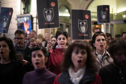 Trabajadores del Liceo cantando el coro 'Va pensiero' de 'Nabucco' como medida de protesta, en octubre.