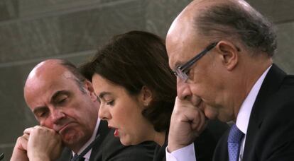 Luis de Guindos, Soraya S&aacute;enz de Santamaria y Crist&oacute;bal Montoro, el pasado viernes tras el consejo de ministros