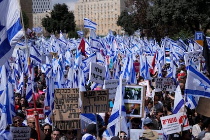 Israelis protest against Prime Minister Benjamin Netanyahu's judicial overhaul plan outside the parliament in Jerusalem, on March 27, 2023.