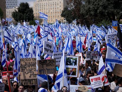 Israelis protest against Prime Minister Benjamin Netanyahu's judicial overhaul plan outside the parliament in Jerusalem, on March 27, 2023.