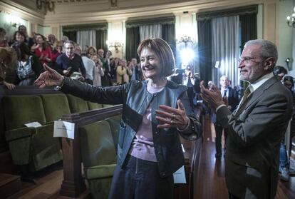 Mavi Mestre, la primera mujer rectora de la Universitat de València. A su lado, su predecesor Esteban Morcillo.