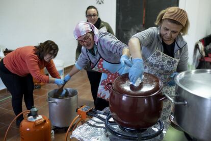 Numerosas muestras de solidaridad surgieron desde el primer momento en toda la comarca de la Axarquía y otras localidades malagueñas. La Asociación de Mujeres de Totalán, por ejemplo, realizó cada tarde ollas de comida casera para los operarios, que han trabajado las 24 horas del día. En la imagen, vecinas de Totalán preparan comida para los miembros que forman el dispositivo de búsqueda de Julen, el lunes 21.