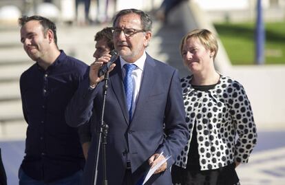 El rector de la Jaume I, Climent, y Salvador, consejera de Infraestructuras, reclaman el Cercanías de Castellón a Valencia.