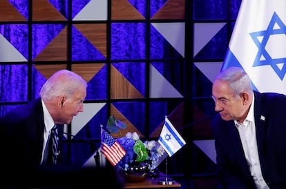 El presidente de Estados Unidos, Joe Biden, junto al primer ministro israelí, Benjamin Netanyahu, en Tel Aviv (Israel), el 18 de octubre de 2023.