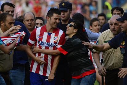 Una aficionada abraza a Villa durante su presentaci&oacute;n.