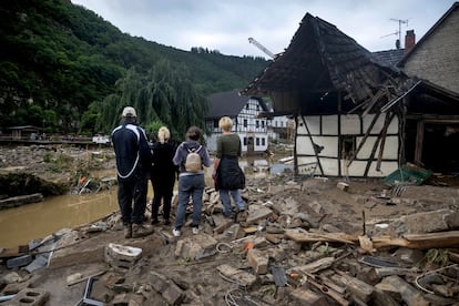 Destrucción causada por las inundaciones del río Ahr en la aldea de Eifel de Schuld, en el oeste de Alemania este jueves. Al menos 200.000 personas se han quedado sin suministro eléctrico, hay zonas sin cobertura telefónica ni internet y varias líneas ferroviarias y carreteras han quedado cortadas.