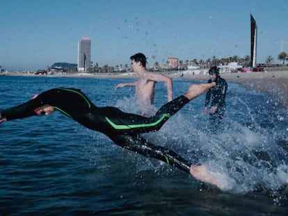 Banyistes a la platja del Bogatell de Barcelona, aquest divendres al matí.