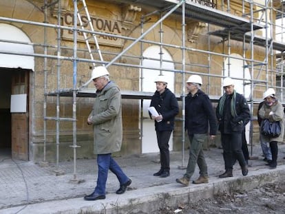 Garitano (primero por la izquierda) y Erkoreka (con bufanda) visitan las obras de rehabilitación de la antigua estación de tren de Zestoa, desarrolladas por 15 reclusos de Martutene.