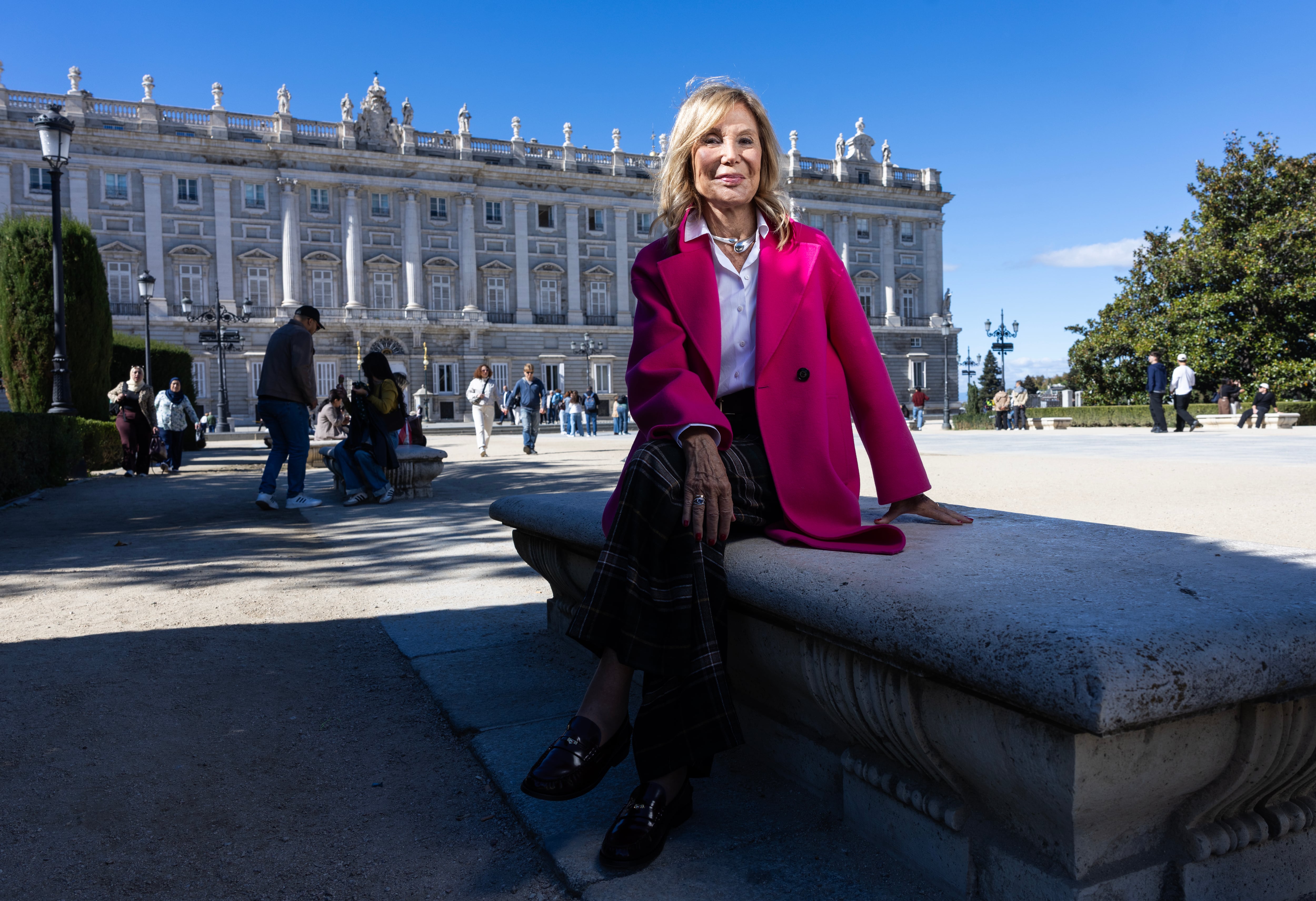 “Cuando muera el rey Juan Carlos, sus hijas serán dos de las mujeres más ricas de Europa”, sostiene Eyre. 