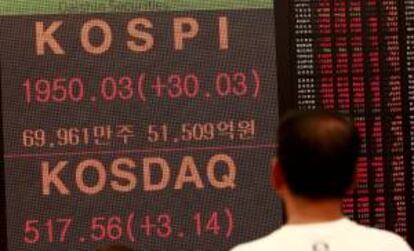 Un inversor observa un panel electrónico con el precio del indicador Kospi del mercado surcoreano. EFE/Archivo
