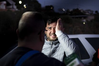 José, padre del pequeño Julen, llora al recibir a unos vecinos deTotalán, el 16 de enero de 2019. Jule, un niño de dos años cayó en un pozo de más de cien metros el domingo pasado. Los operarios trabajan a contrarreloj en el rescate, para el cual han abierto dos galerías verticales y paralelas al hoyo en el que está atrapado el menor desde hace más de 100 horas.