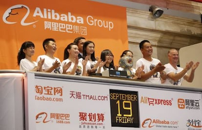 Empleados de Alibaba aplauden el toque de campanilla en la apertura de la sesi&oacute;n en Nueva York