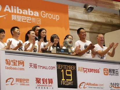 Empleados de Alibaba aplauden el toque de campanilla en la apertura de la sesi&oacute;n en Nueva York