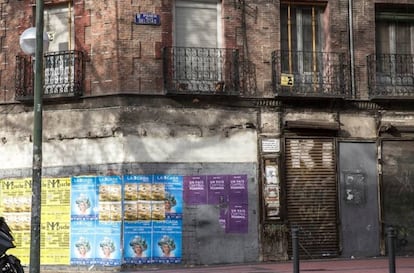 Carteles electorales pegados en un pared de Madrid tras las elecciones de diciembre.