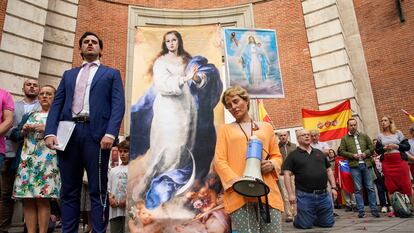 Rezo del Rosario en la Parroquia del Inmaculado Corazón de María de la calle Ferraz, este sábado en Madrid.