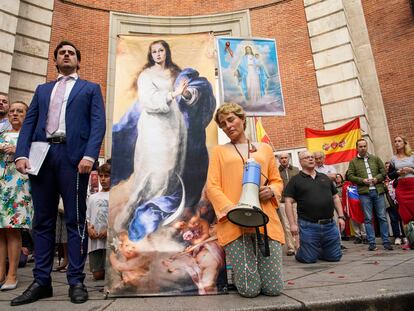 Rezo del Rosario en la Parroquia del Inmaculado Corazón de María de la calle Ferraz, este sábado en Madrid.