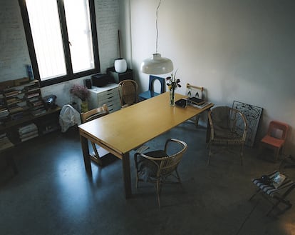 En el salón, prototipo de mesa de la colección Kamanar, creada por AOO para una escuela de Senegal, lámpara de techo M68 de Miguel Milá, editada por Santa & Cole, y las sillas de bambú Salvador, también un diseño original de Milá, editadas por AOO.