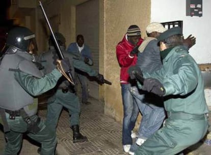 Agentes de la Guardia Civil se enfrentan a un grupo de inmigrantes durante los disturbios de la noche del domingo en La Mojonera.
/ reuters
Coches quemados durante los disturbios en La Mojonera.