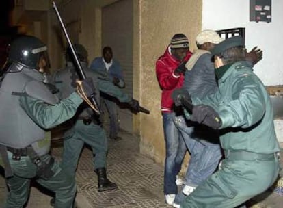 Agentes de la Guardia Civil se enfrentan a un grupo de inmigrantes durante los disturbios de la noche del domingo en La Mojonera. 
/ reuters
Coches quemados durante los disturbios en La Mojonera.