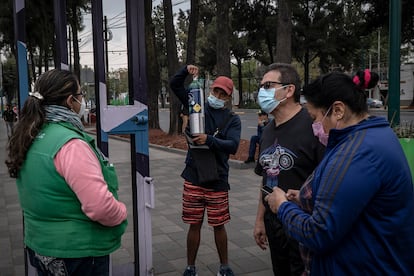 Um grupo de pessoas pede a vez de recarregar seus tanques na unidade da região administrativa de Benito Juárez. 