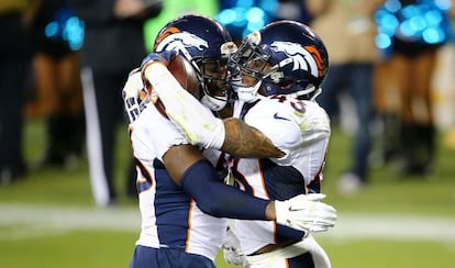 Stewart y Ward de los Broncos celebran durante el partido