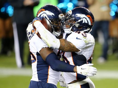 Stewart y Ward de los Broncos celebran durante el partido