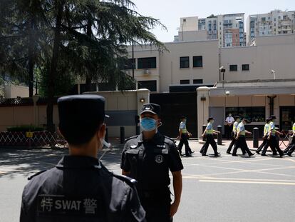 Na foto, a Polícia chinesa marcha diante do ex-consulado dos EUA em Chengdu em 27 de julho de 2020.
