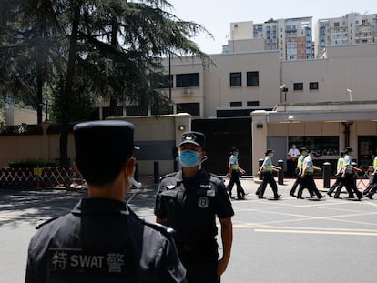 La policía china marcha frente al ya exconsulado de EE UU en Chengdu, el 27 de julio de 2020.