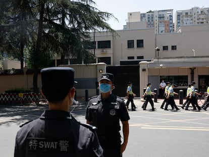 Na foto, a Polícia chinesa marcha diante do ex-consulado dos EUA em Chengdu em 27 de julho de 2020.