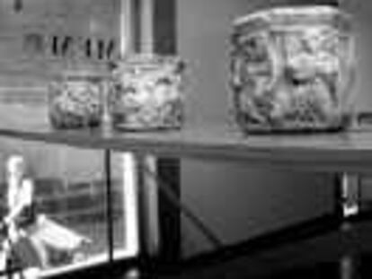 B 35612 (5/JUL/00) -color- Expo. museo Mares, "Bosc de pedra". -foto: Consuelo Bautista.