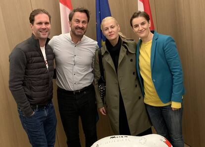 Gauthier Destenay, el primer ministro de Luxemburgo Xavier Bettel, Milica Đurđić y la primera ministra de Serbia Ana Brnabić.