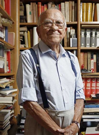 Santiago Carrillo, en el despacho de su casa madrileña, el pasado miércoles.