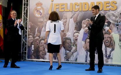  La alcaldesa de Madrid, Ana Botella, recibe una camiseta conmemorativa de la d&eacute;cima Copa de Europa, firmada por los jugadores del Real Madrid. En la foto, Ana Botella, entre Florentino P&eacute;rez e Iker Casillas. 