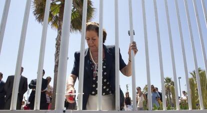 La alcaldesa Rita Barberá procede a retirar la valla que separa la playa del Cabanyal de la Marina Real.