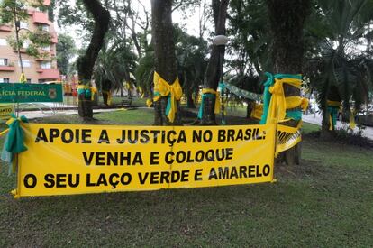 Manifestação de apoio ao juiz Sérgio Moro em frente a Justiça Federal, em Curitiba.