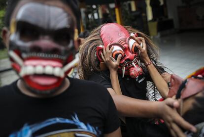 Jóvenes indonesios portan máscaras durante un desfile por el Día del Silencio, conocido también como 'Nyepi', que marca el Año Nuevo balinés en Yakarta (Indonesia). Los balineses durante este día tienen prohibido viajar, trabajar, encender luces o cocinar, entre otras actividades.