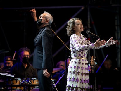 Concierto de Luz Casal y la Real Filharmonía de Galicia en la Plaza del Obradoiro de Santiago de Compostela.