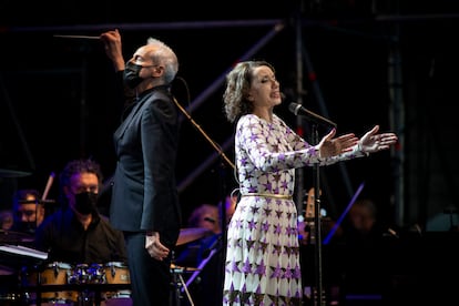 Concierto de Luz Casal y la Real Filharmonía de Galicia en la Plaza del Obradoiro de Santiago de Compostela.