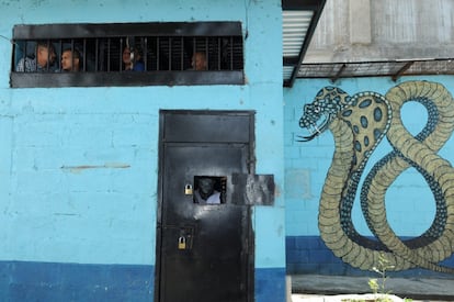 Miembros de la pandilla 18 permanecen al interior de una celda en el Penal Sampedrano este martes en San Pedro Sula.
