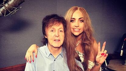 El cantante británico Paul McCartney junto a Lady Gaga.