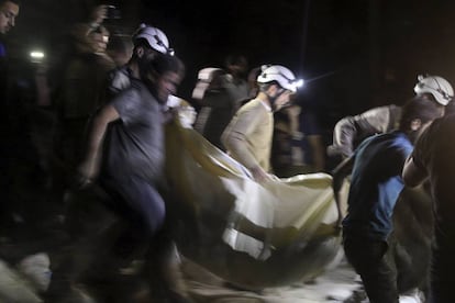 Voluntarios rescatan el cadáver de una persona tras el bombardeo de un hospital en Alepo, el 27 de abril de 2016.