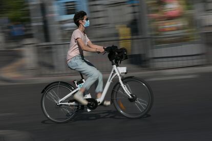 Un ciclista pasea en bici por Madrid con el servicio Bicimad.